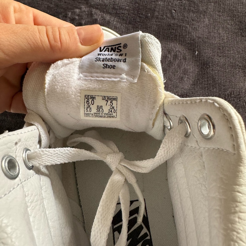 VANS - Picture 4 of 6